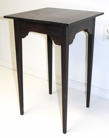 Signed Eldred Wheeler Hepplewhite style stand w scalloped apron - 27 1/2" tall x 17 1/2" square top
