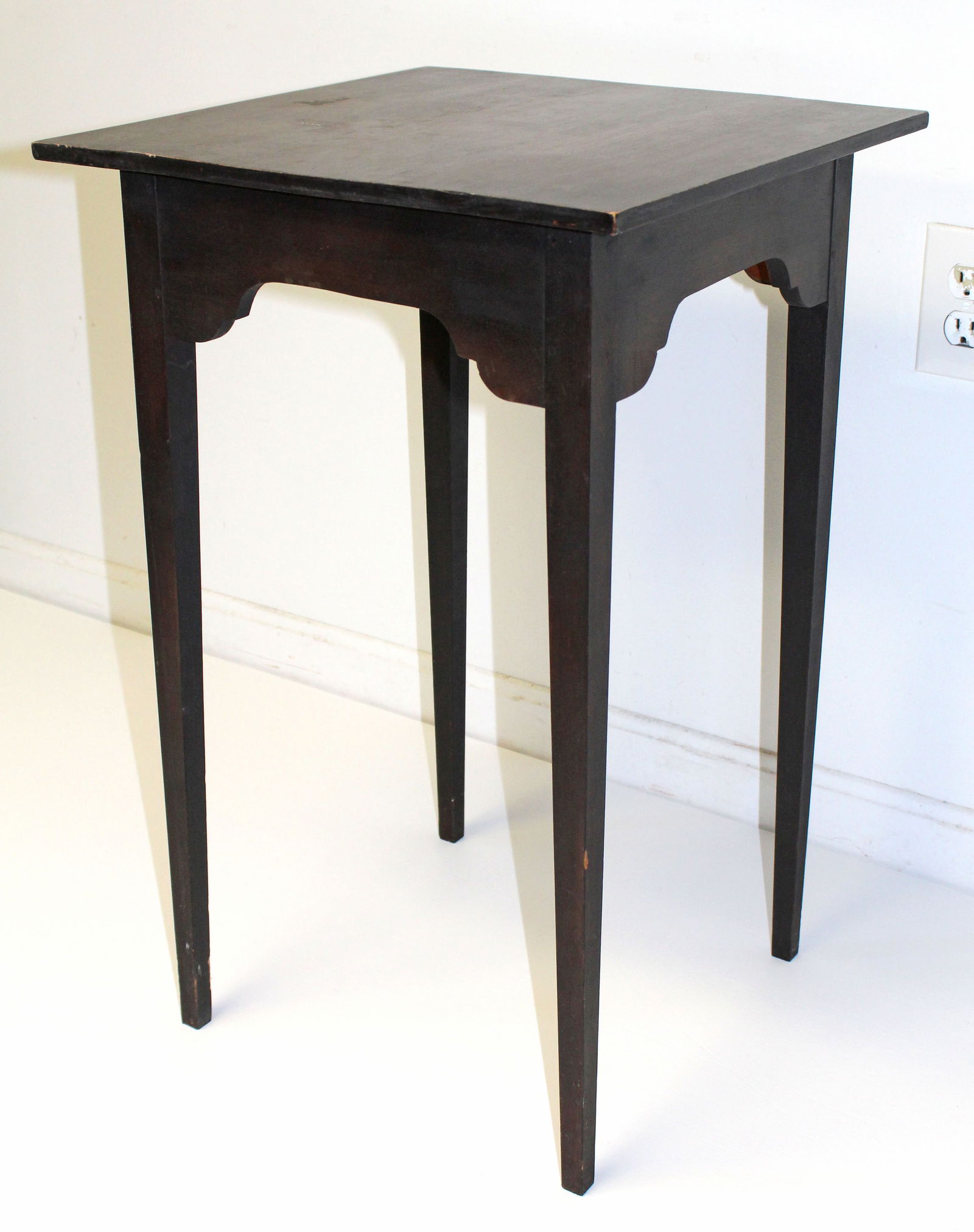 Signed Eldred Wheeler Hepplewhite style stand w scalloped apron - 27 1/2" tall x 17 1/2" square top (1 of 5)