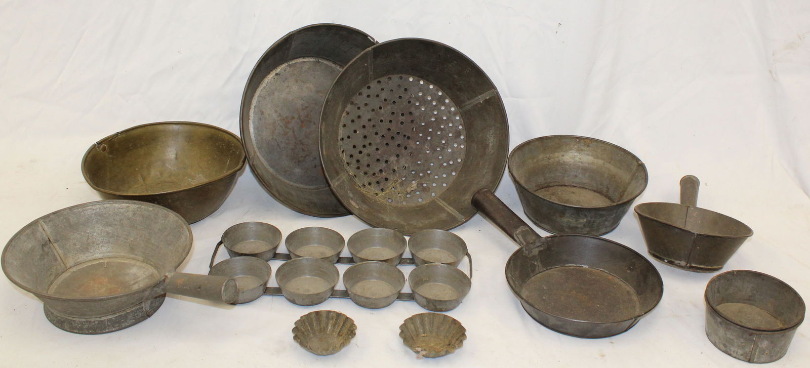 Lot of tin pans, pots, molds, etc (1 of 9)