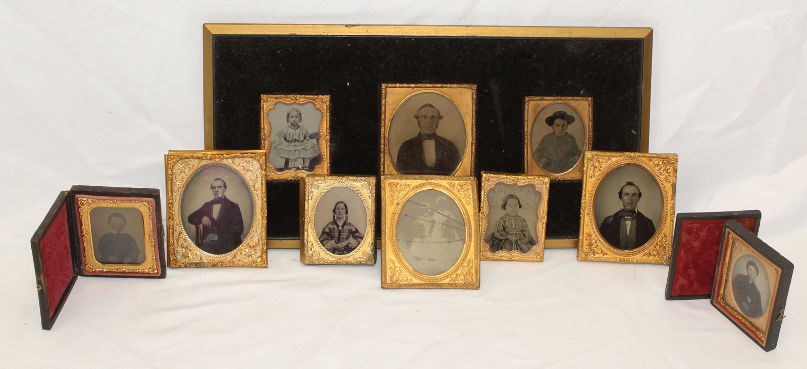 Large lot of early photos - daguerreotype, tin type, etc: Large lot of early photos - daguerreotype, tin type, etc