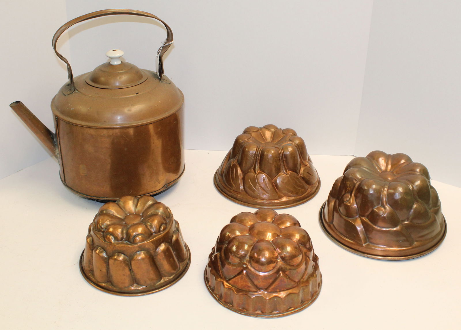 Lot of 4 round copper food molds plus a copper kettle - 7" - 9" diam & 11" tall kettle (1 of 8)