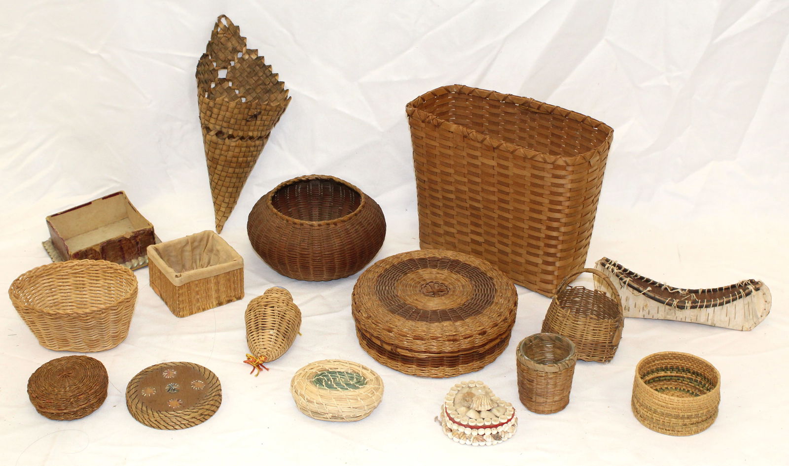 Large lot of small baskets - smallest 2 1/2"x2 1/4" & largest is 7"x3 1/2"x8 1/2" (1 of 9)