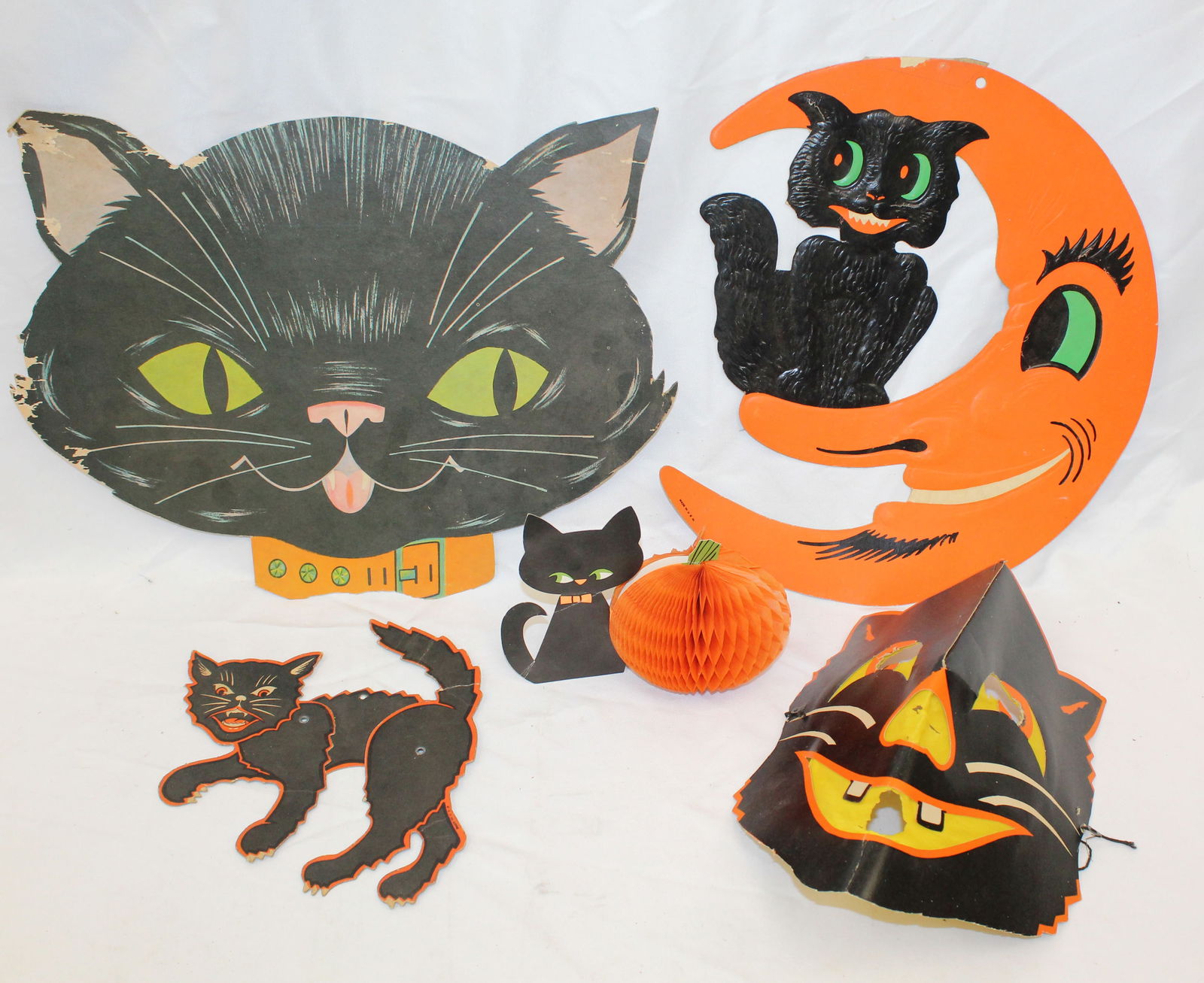 Lot of vintage Halloween paper/cardboard decorations - black cat theme - 5 1/2" - 13"x16" (1 of 6)