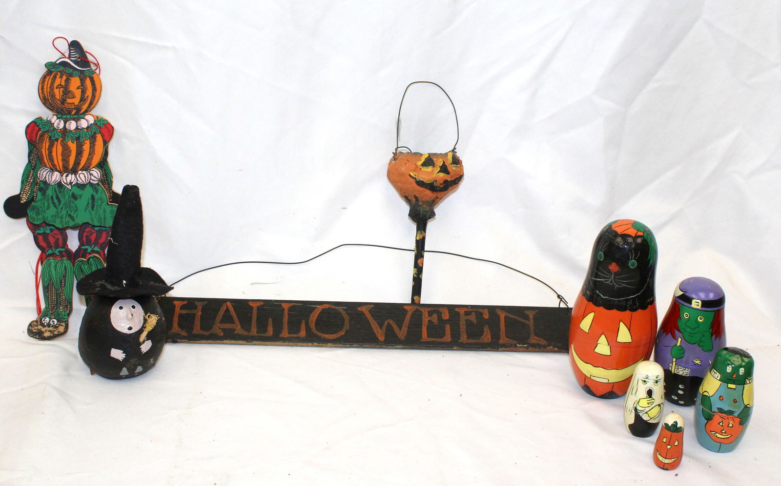 Lot of contemporary Halloween decorations (1 of 6)