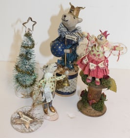 Lot of artisan made mice family on wooden spools with Christmas tree ca 2018 - 4"x7" tall