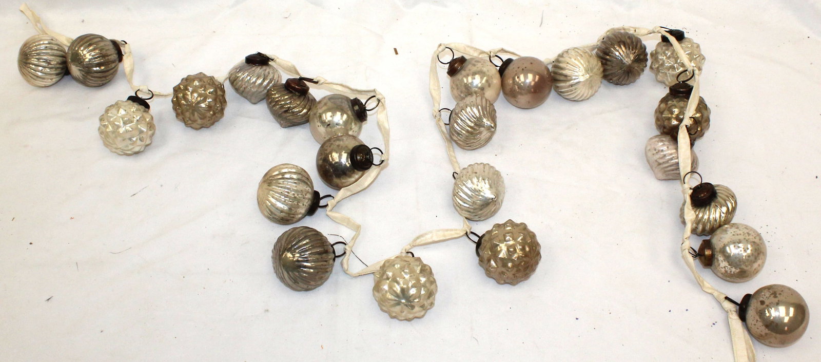 Contemporary glass kugel garland - approx 6' long: Contemporary glass kugel garland - approx 6' long