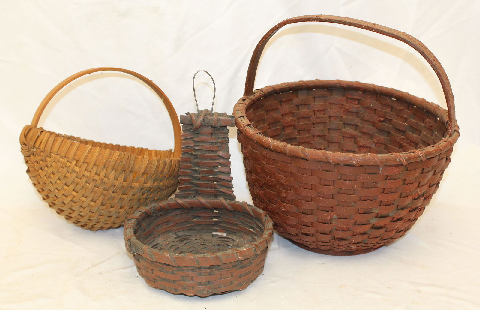 Lot of 3 baskets incl a melon basket, fixed handled round basket & a wall basket in paint - 8"x7 (1 of 8)