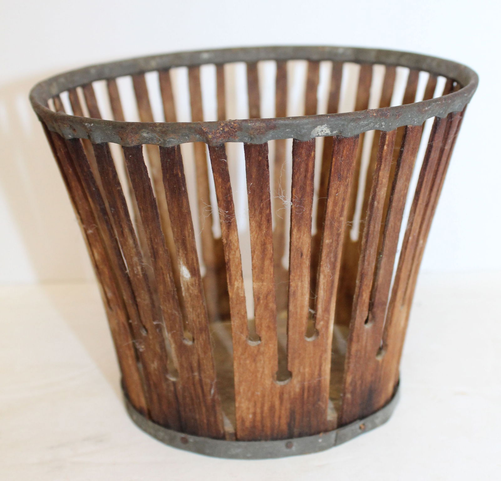 Shaker berry basket - 4 1/2" x 5 3/4" diam (1 of 4)