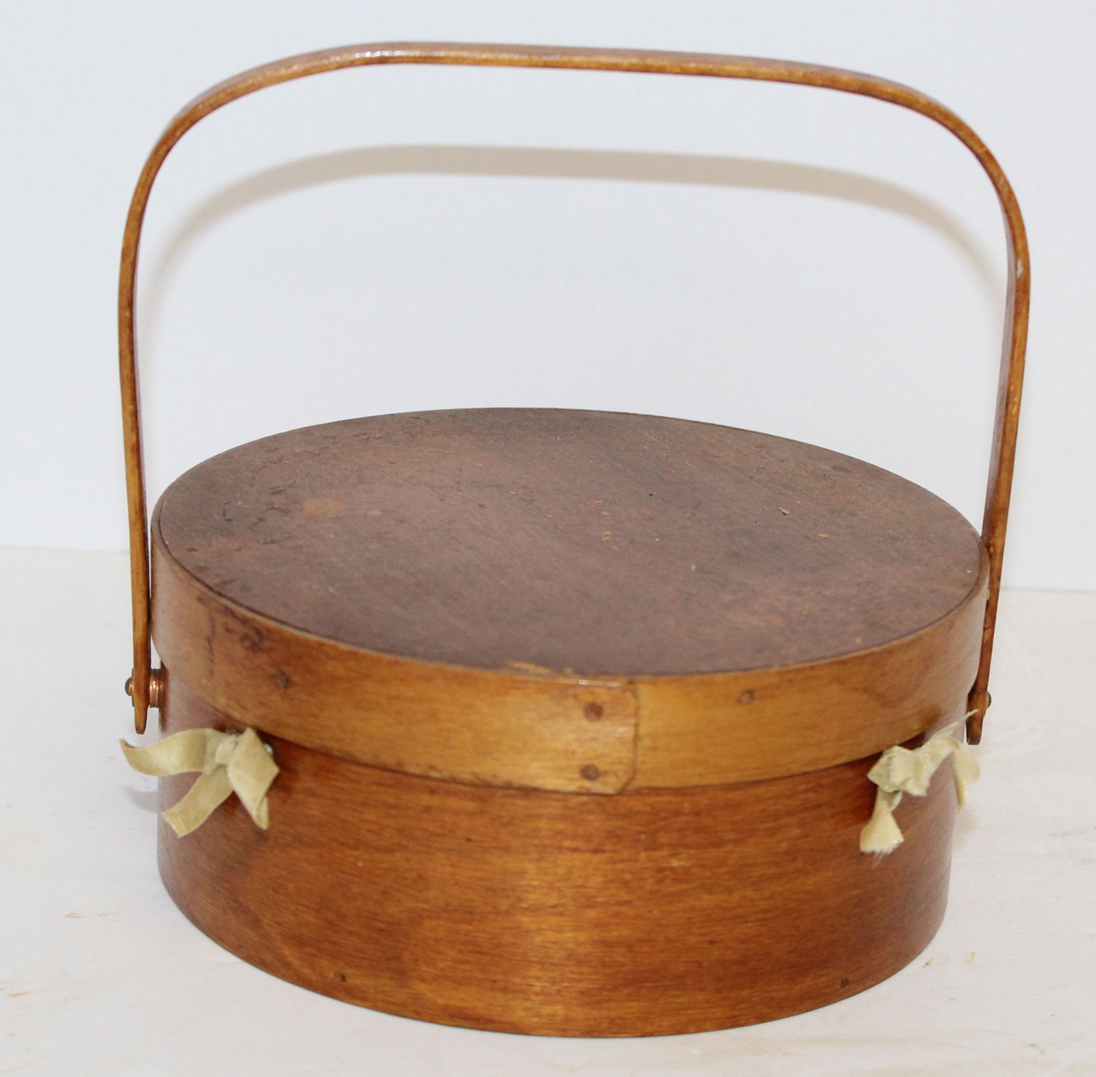 Antique Shaker sewing box w contents & lined interior - 3" tall x 6 1/2" diam (1 of 7)