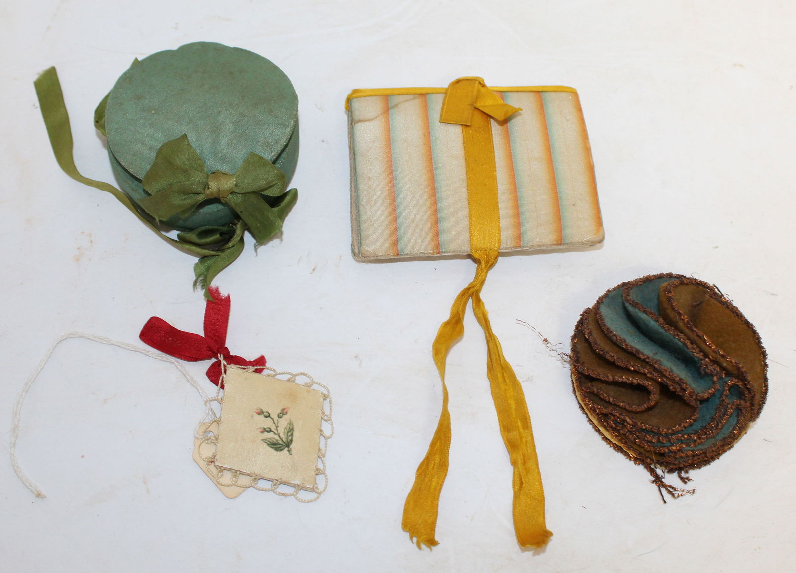 Lot of Shaker sewing items incl needle case, pin cushion, etc - 2" - 3 1/2" (1 of 9)