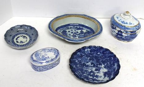 Lot of blue & white Asian porcelain items incl plate, bowl & boxes - 2" - 5"
