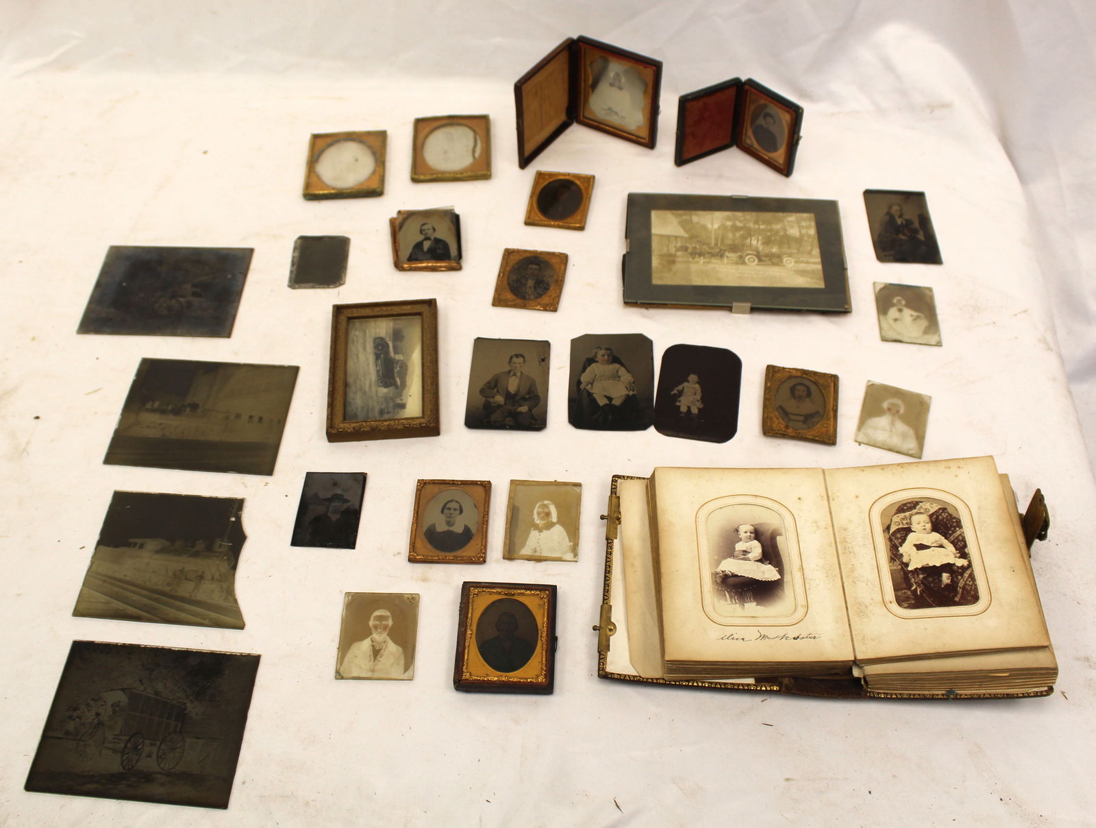 Antique photograph lot incl daguerreotype, ambrotype & an album with photos (1 of 10)