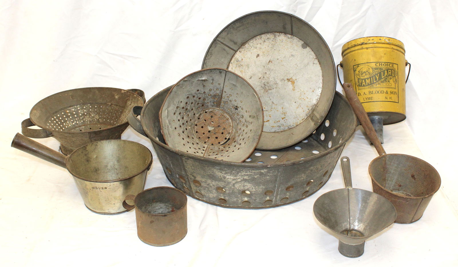 Lot of antique tin incl sifters & bowls (1 of 7)