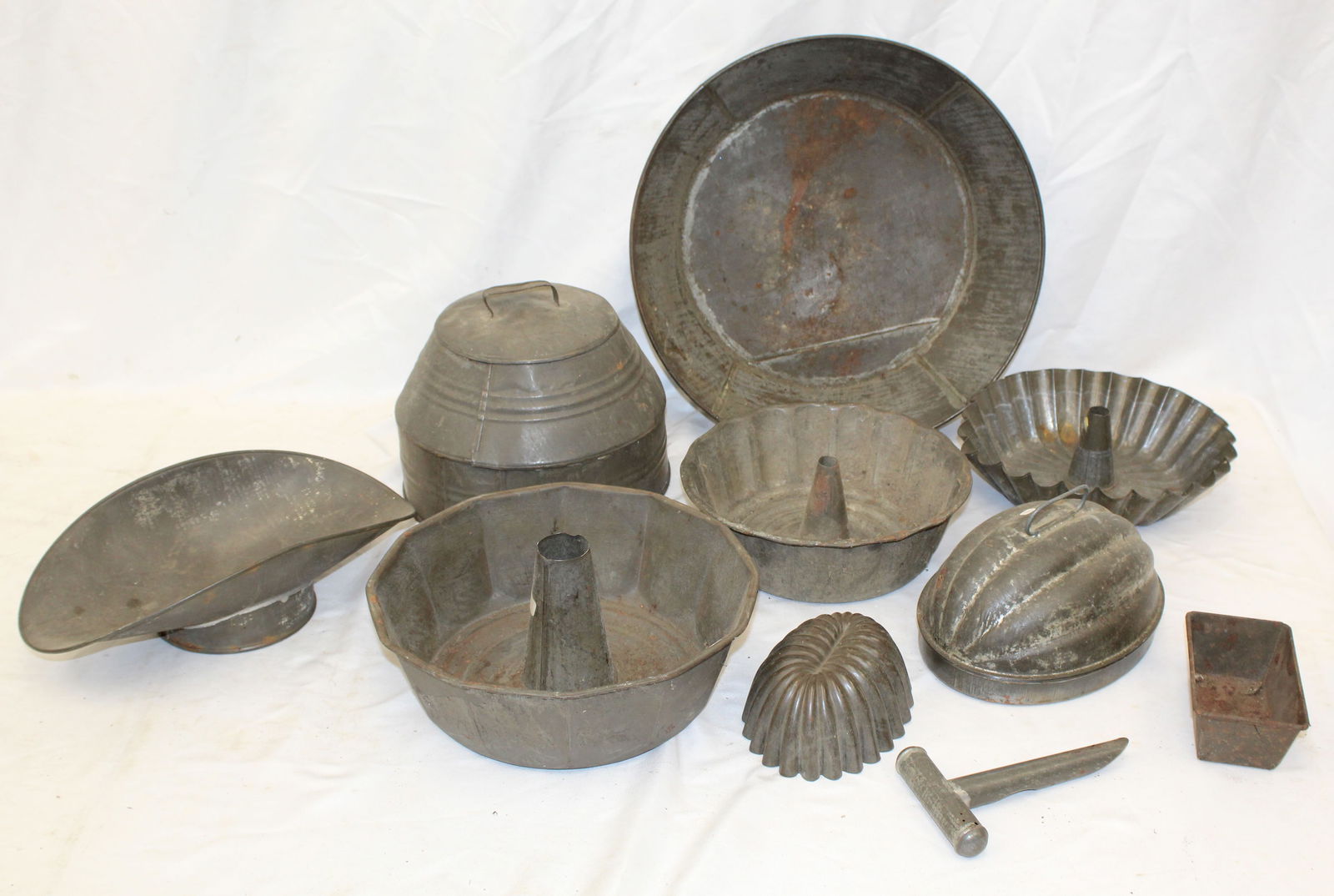 Lot of antique tin kitchenware incl food molds, bundt pans, etc: Lot of antique tin kitchenware incl food molds, bundt pans, etc