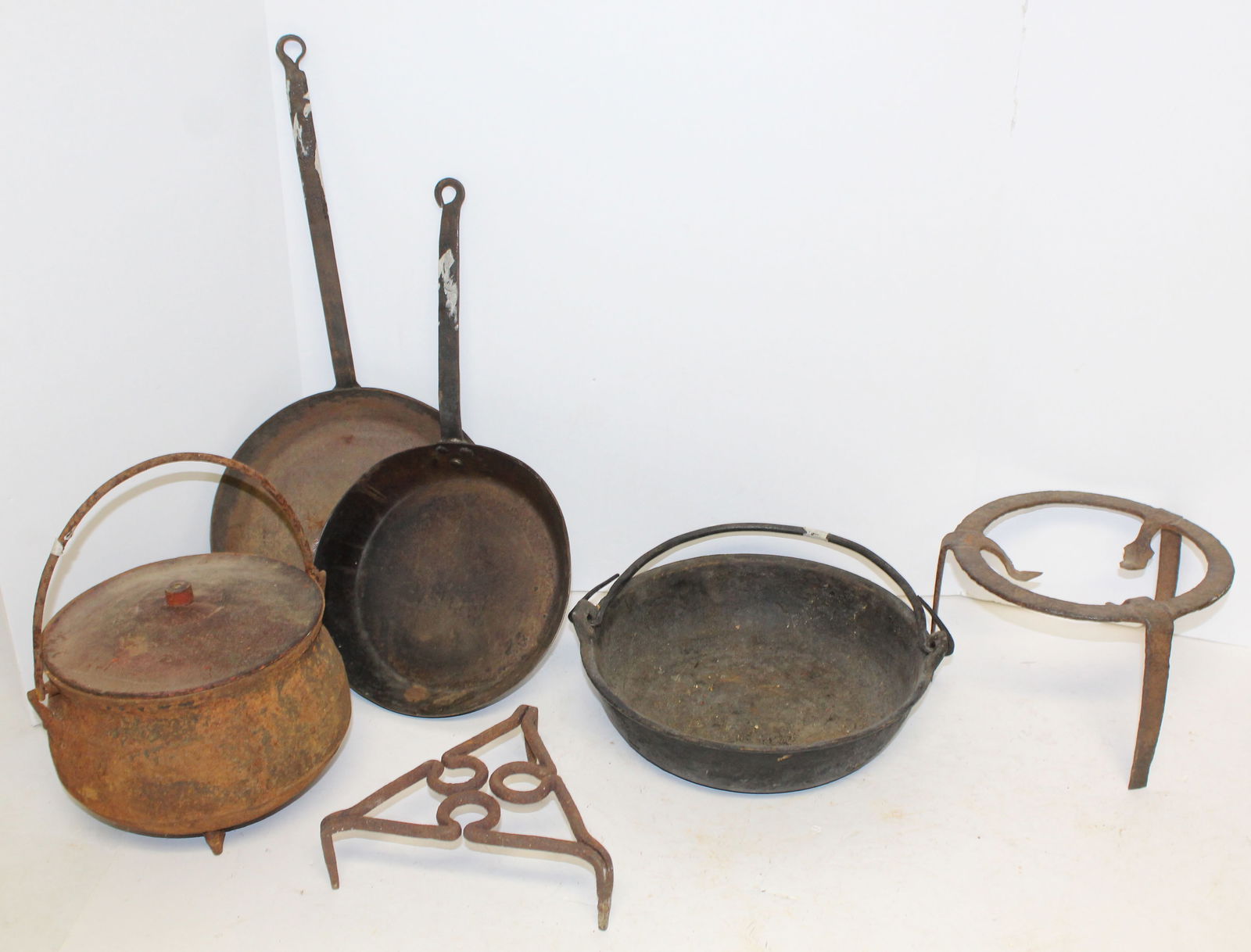 Antique cast iron cookware lot incl 2 long handled pants, 2 trivets, covered cauldron & bail handled (1 of 6)