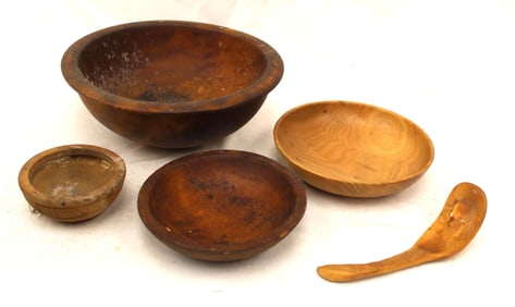 Lot of 4 vintage/antique wooden bowls plus a wooden scoop - smallest is 4" diam & largest 10" diam