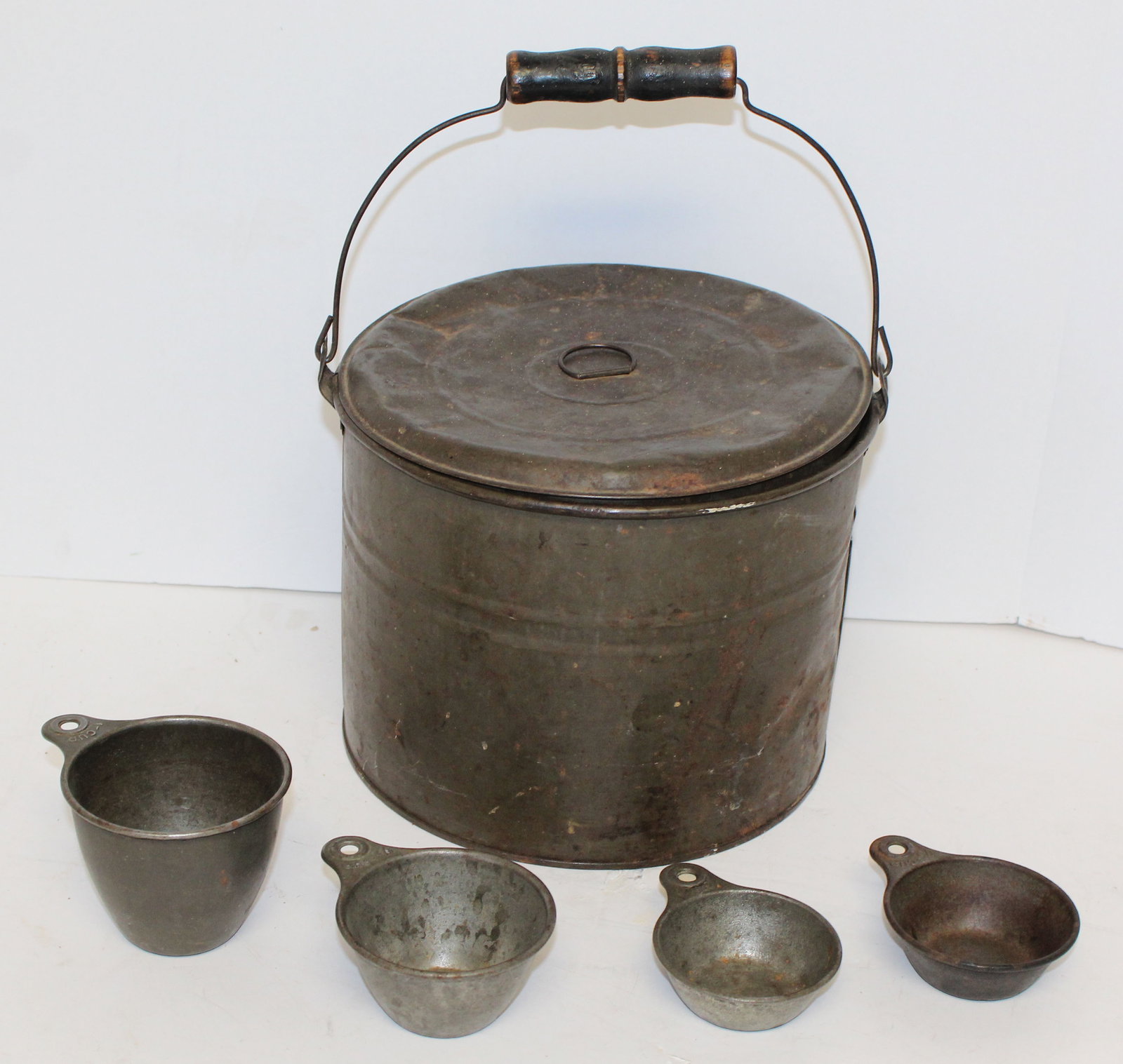 Antique tin berry bucket w 4 tin measuring cups: Antique tin berry bucket w 4 tin measuring cups