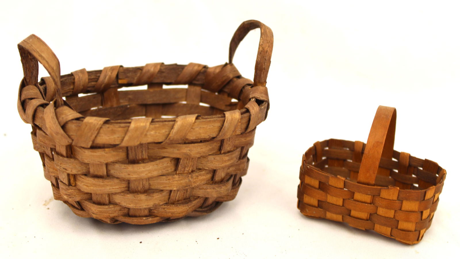 Lot of 2 antique miniature fixed handled baskets - 2 3/4" tall x 3 1/2"x2 3/4" & 2" tall x 2 1/2" x1 (1 of 7)
