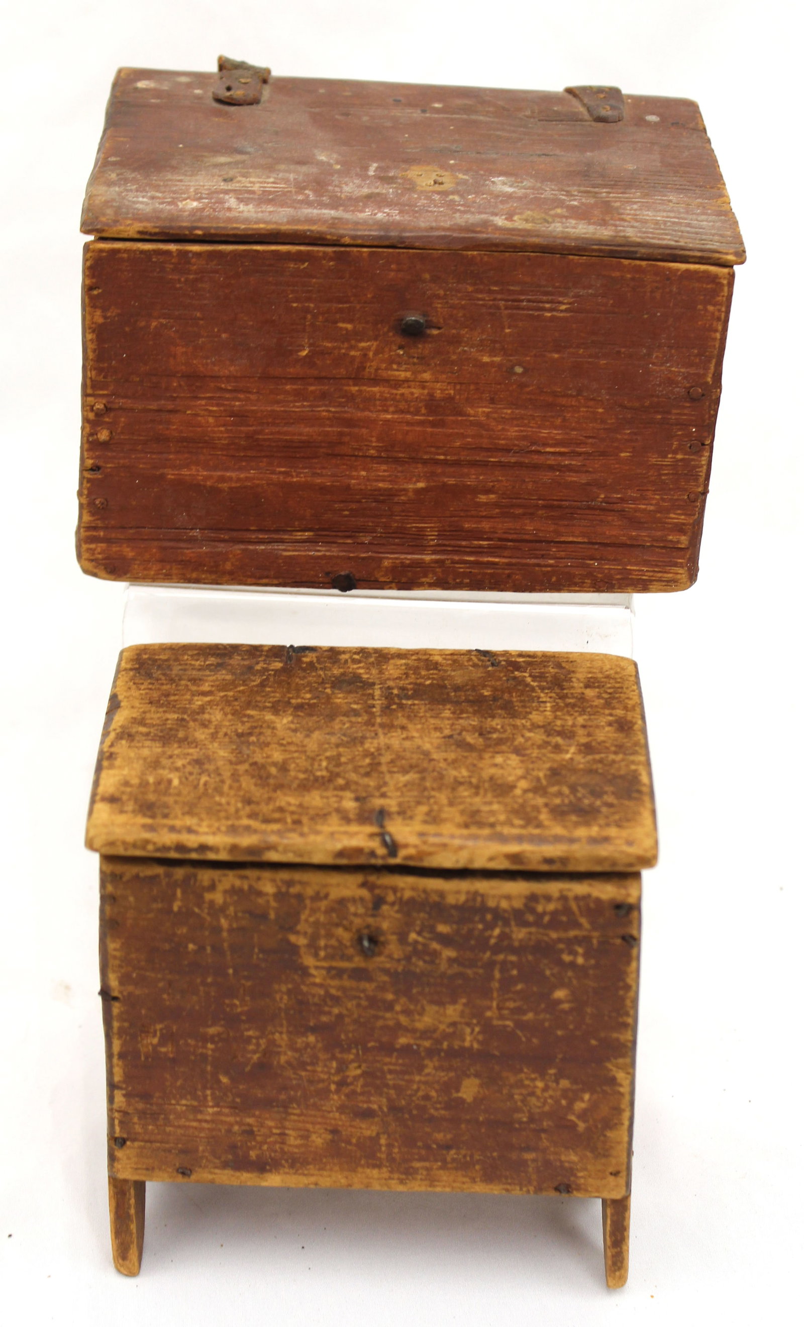 Lot of 2 small wooden lift top boxes in red - 4 3/4" tall x 4 3/4"x3 1/2" & 3 1/2" tall x 5"x4 1/2": Lot of 2 small wooden lift top boxes in red - 4 3/4" tall x 4 3/4"x3 1/2" & 3 1/2" tall x 5"x4 1/2"