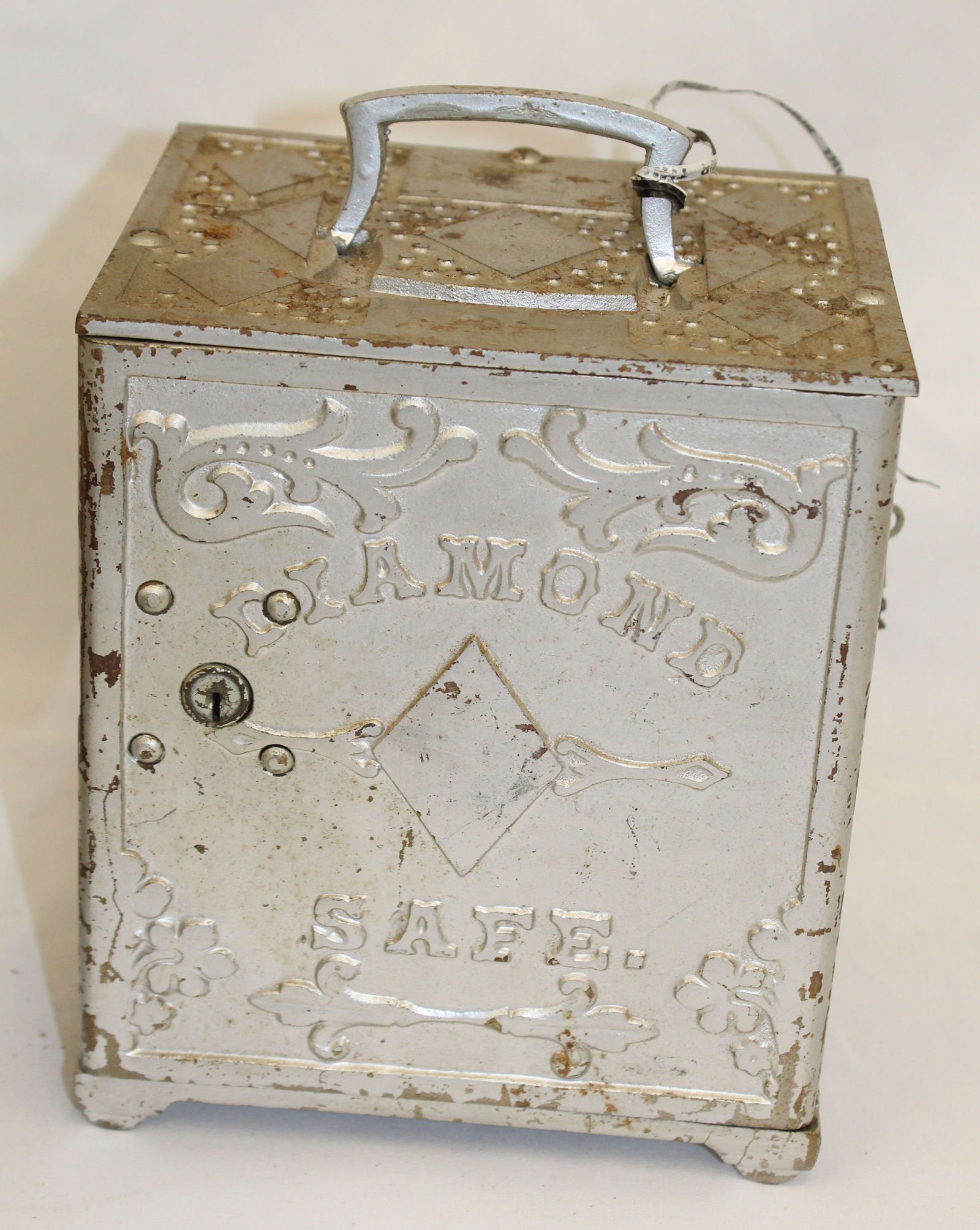 Antique large size cast iron safe w key - 9" tall x 6 1/2"x5 1/2" (1 of 7)