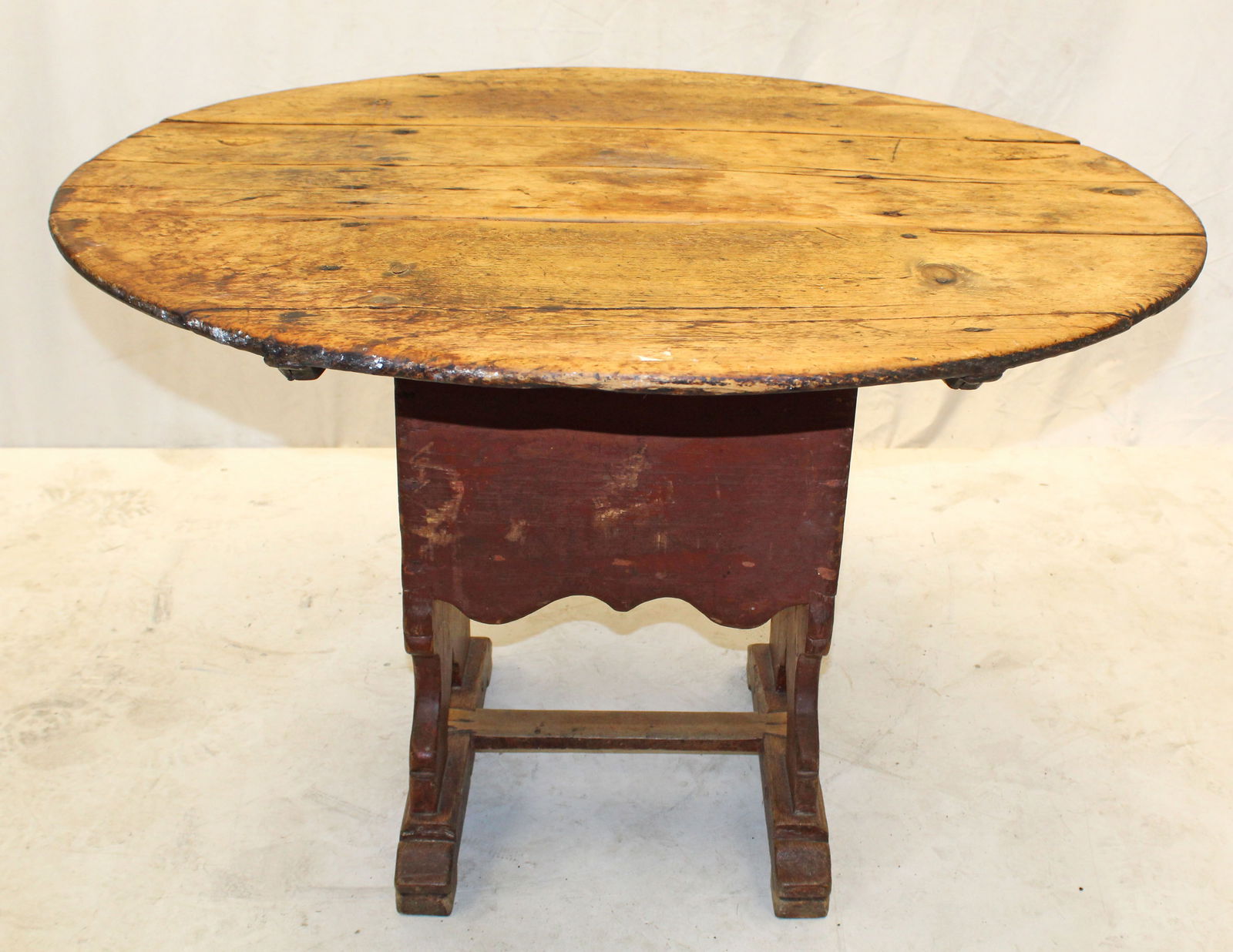 18thC hutch table on shoe feet - possibly Hudson Valley - 28" tall x 37" diam (1 of 7)