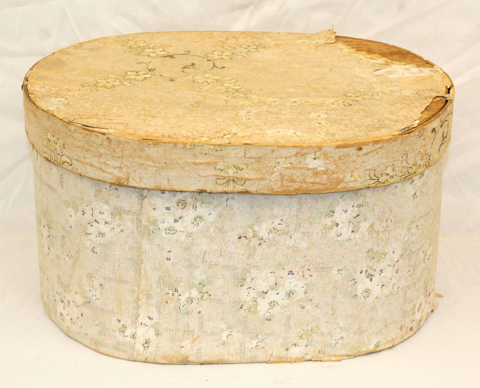 Large antique oval wallpaper box - 8 1/2" tall x 15 1/2"x10 1/2": Large antique oval wallpaper box - 8 1/2" tall x 15 1/2"x10 1/2"