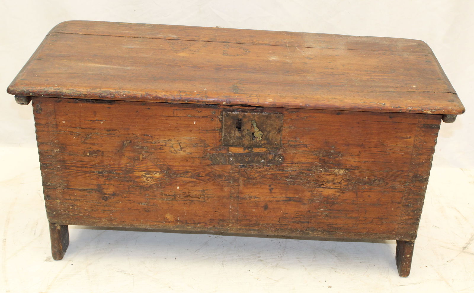 18thC small blanket chest w punch dec & start cut out ends - 17" tall x 36"x16": 18thC small blanket chest w punch dec & start cut out ends - 17" tall x 36"x16"