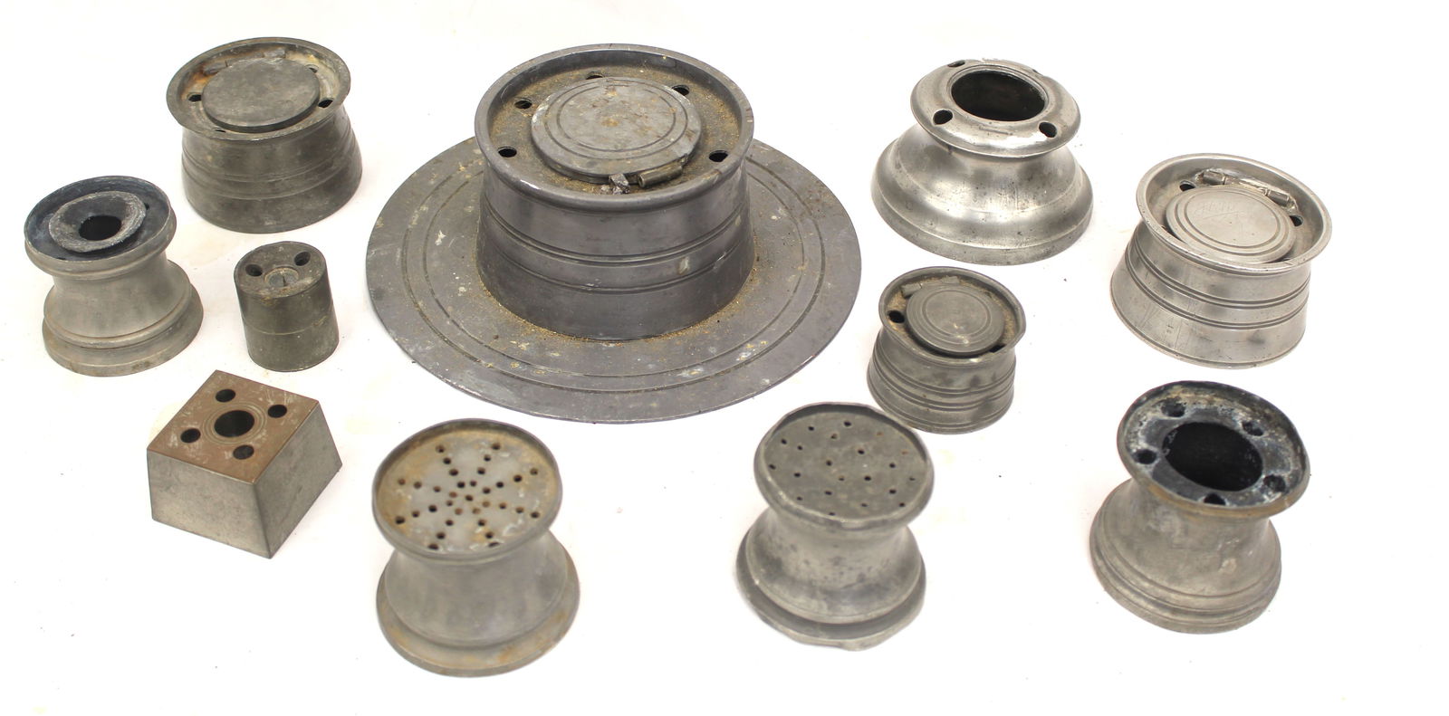 Lot of antique pewter inks - 1 1/2" - 8 1/2" diam: Lot of antique pewter inks - 1 1/2" - 8 1/2" diam