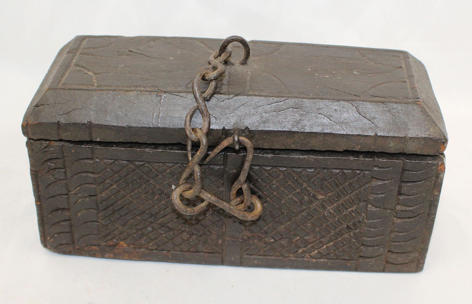 Early chip carved oak wagon box - 5" tall x 9" wide x 4" deep (1 of 7)