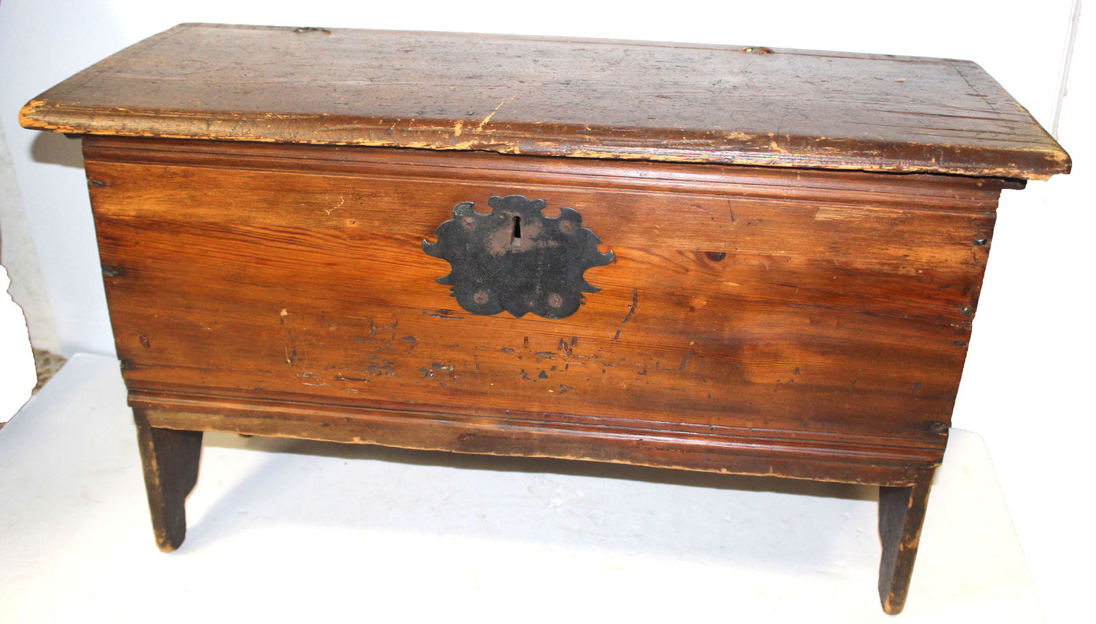 18thC child size blanket chest - 20" tall x 34 1/2" wide x 14 1/2" deep (1 of 6)