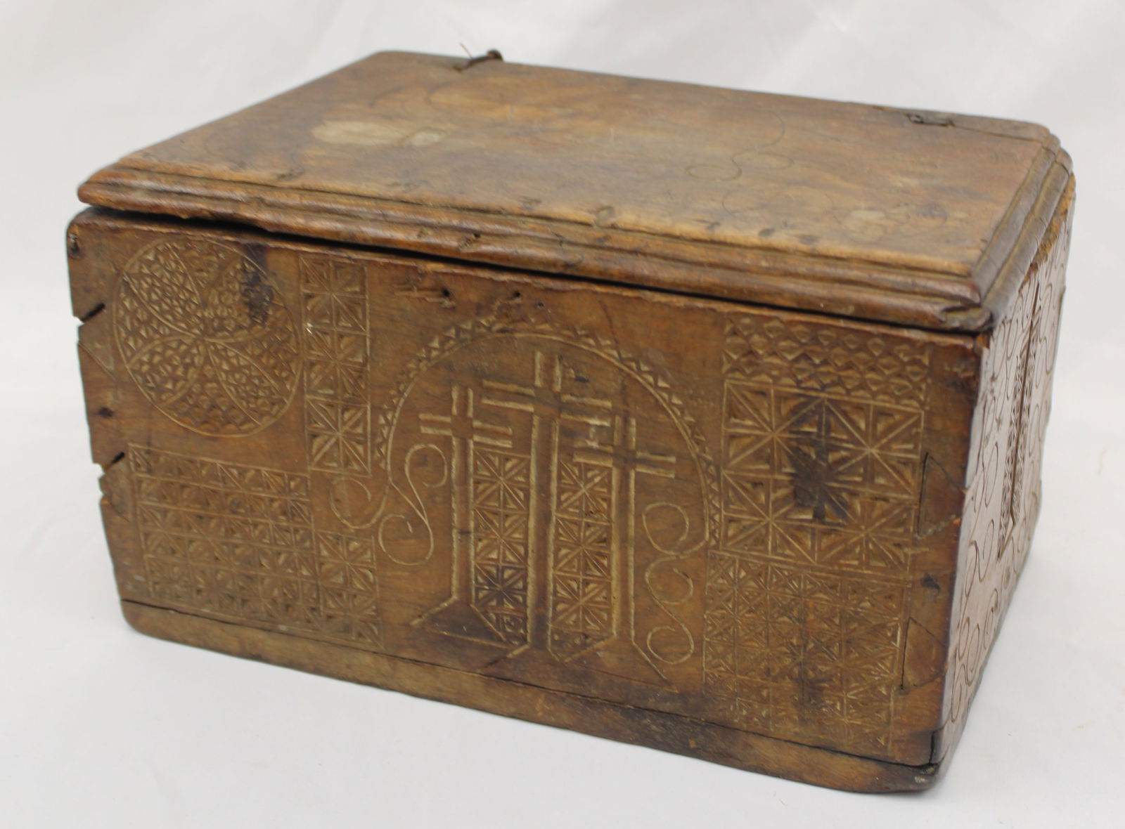 late 17th/ early 18thC carved diminutive lift top box - 7" tall x 12"x8": late 17th/ early 18thC carved diminutive lift top box - 7" tall x 12"x8"