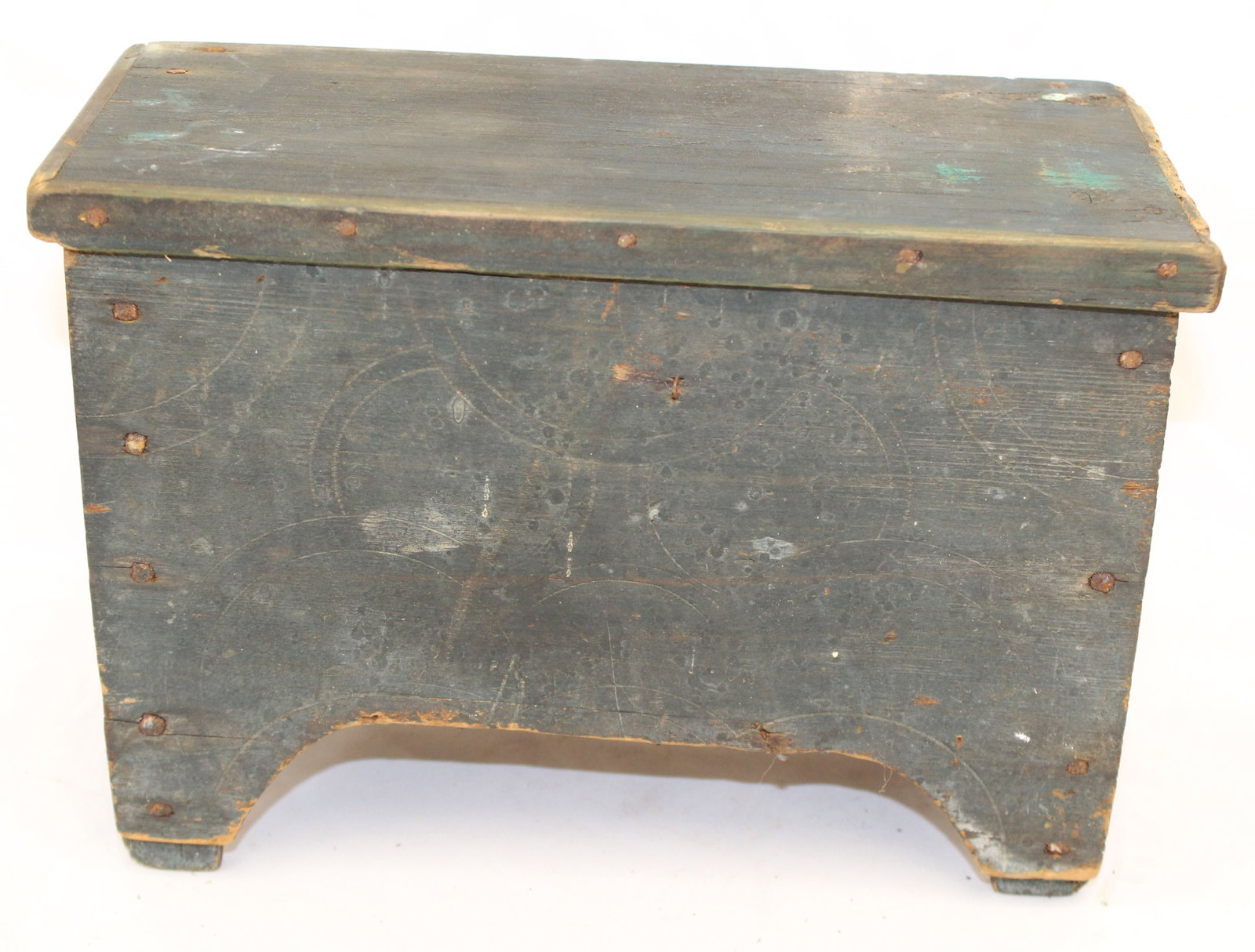 late 18th/early 19thC lift top box w scratch dec & replaced lid - 8" tall x 11" wide x 5 1/2" deep: late 18th/early 19thC lift top box w scratch dec & replaced lid - 8" tall x 11" wide x 5 1/2" deep