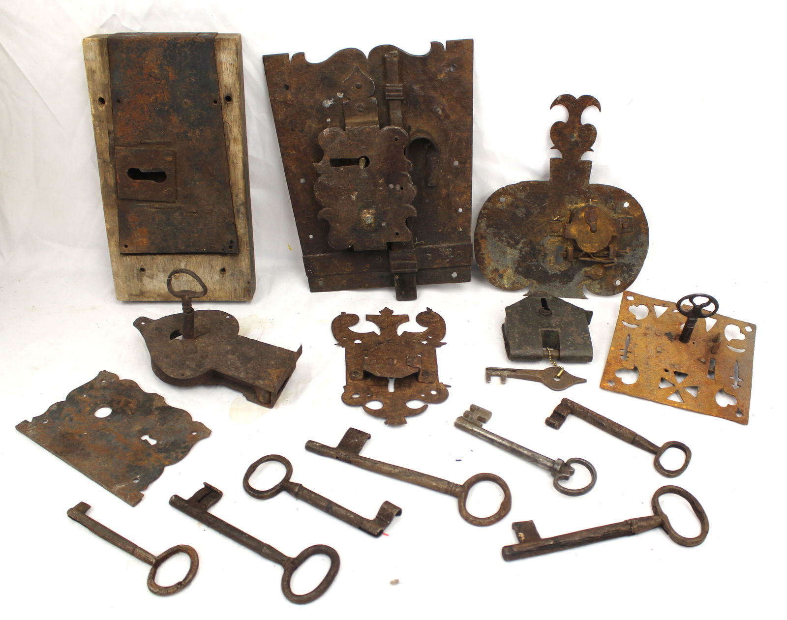 Lot of antique lock plates and keys (1 of 11)