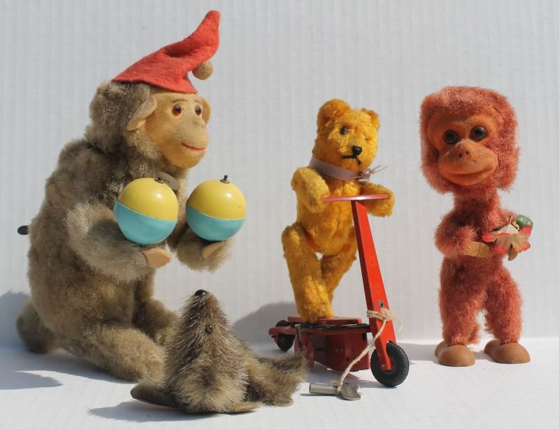 lot of 4 antique toy animals incl 2 German wind-ups, a: lot of 4 antique toy animals incl 2 German wind-ups, a Japanese bobble head & a sealskin seal