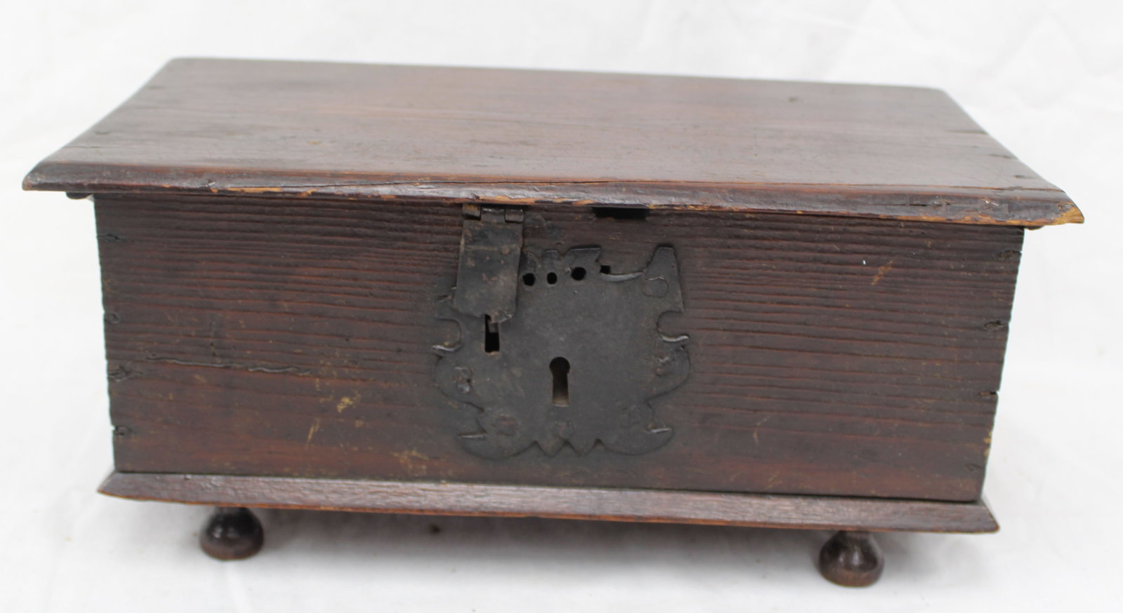 Late 17th/early 18thC valuables box on three feet - 6" tall x 12 3/4"x6 1/2": Late 17th/early 18thC valuables box on three feet - 6" tall x 12 3/4"x6 1/2"