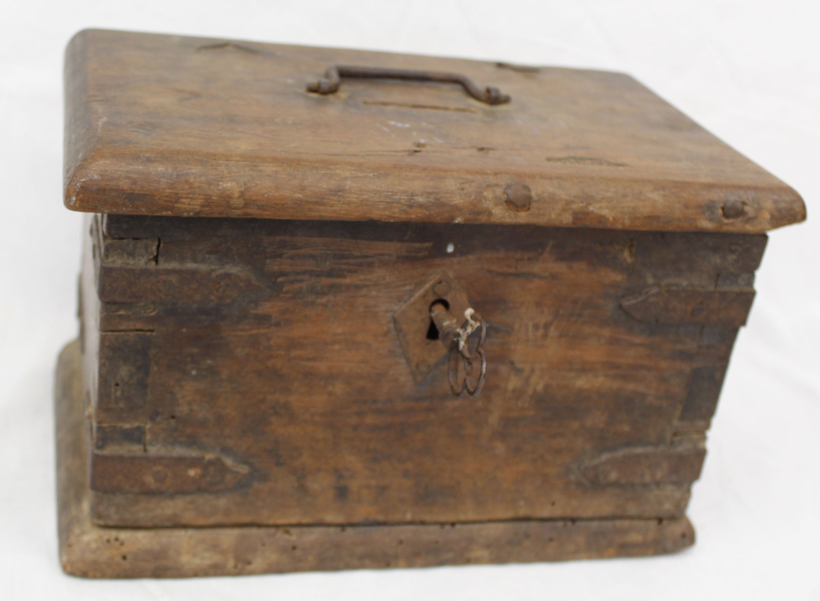 18thC wooden valuables box w key -7" tall x 11"x 6 1/2": 18thC wooden valuables box w key -7" tall x 11"x 6 1/2"