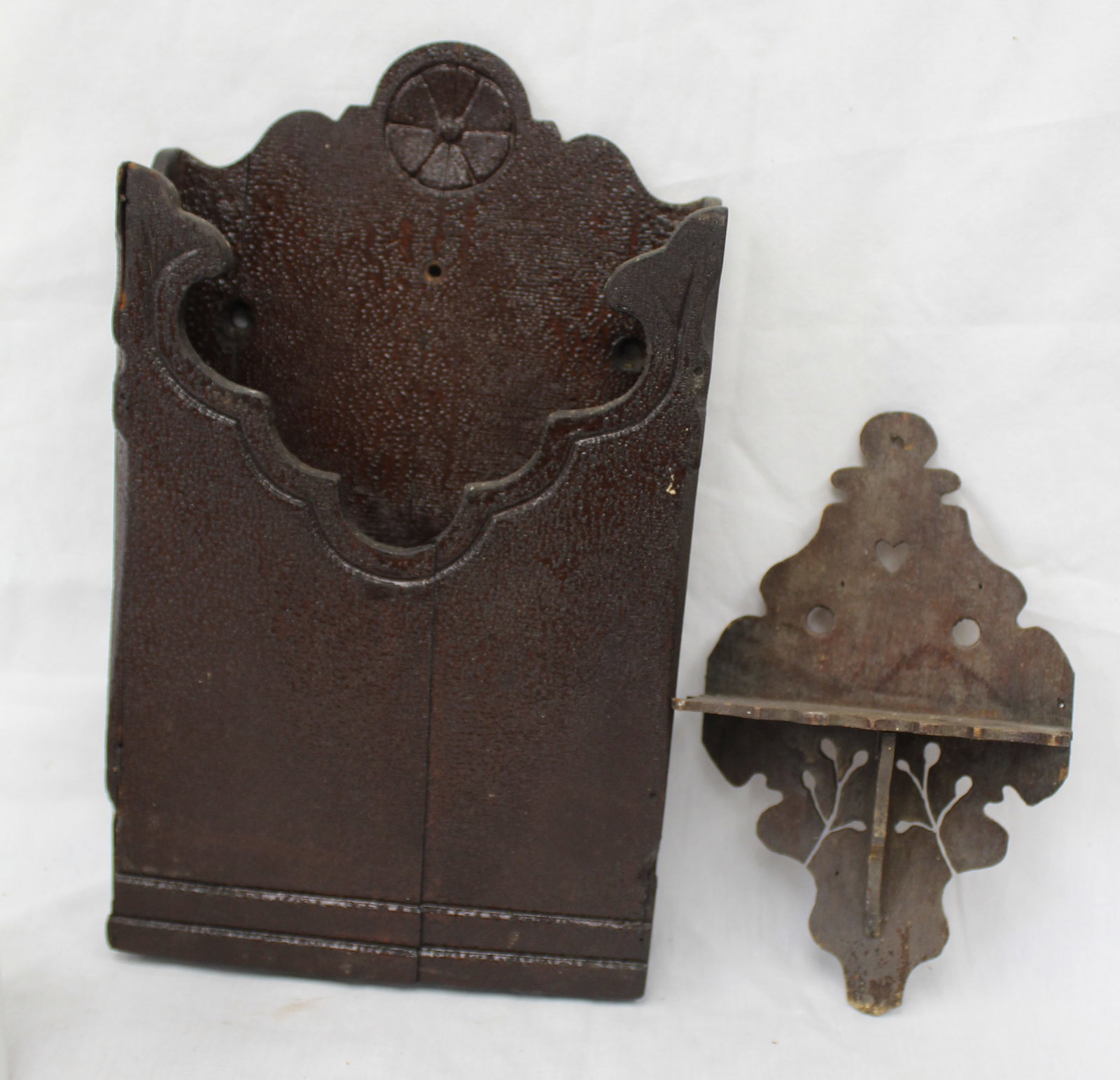 Lot of 2 antique carved wooden wall shelf/racks - 11" tall x 7" x 2 1/2" & 8" tall (1 of 8)