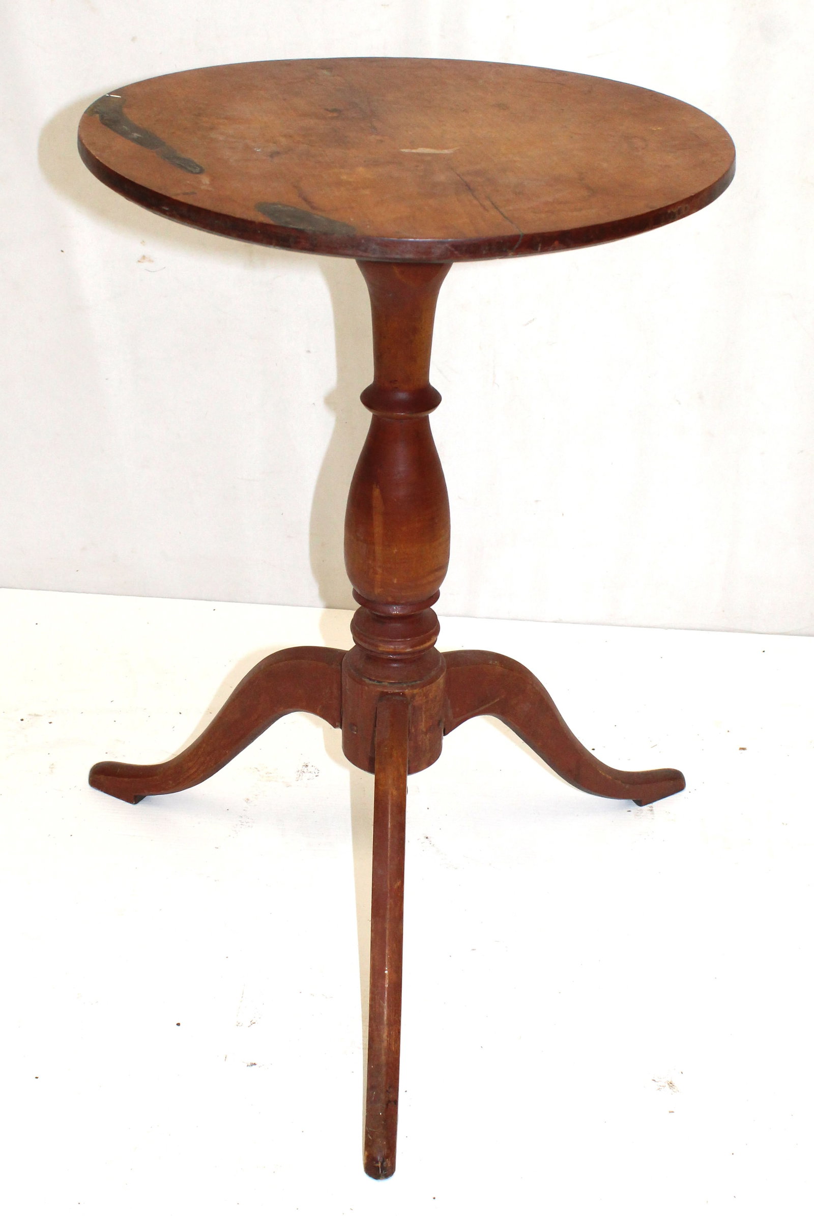 Antique candlestand w round top & turned shaft on snake feet - 24" tall x 16" dia: Antique candlestand w round top & turned shaft on snake feet - 24" tall x 16" dia