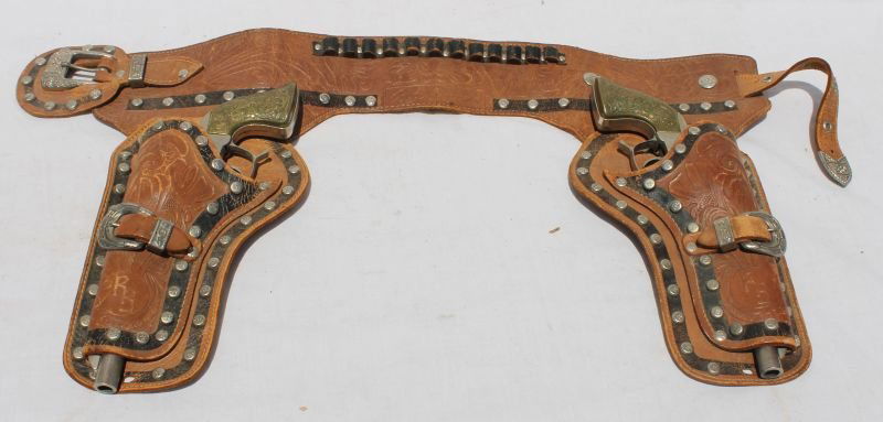 Vintage Roy Rogers cap gun & holster set by "Classy: Vintage Roy Rogers cap gun & holster set by "Classy Products" in excellent cond