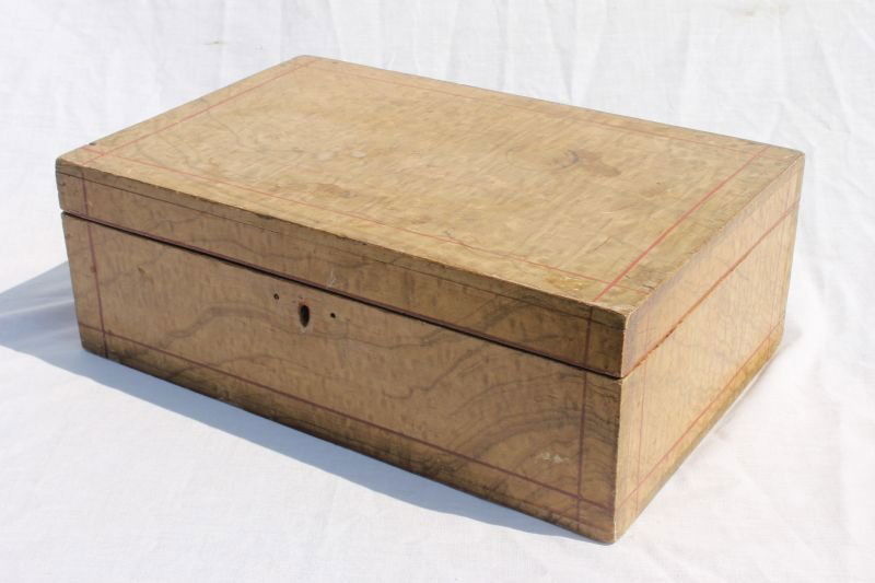 Fine early to mid 19th C Orig faux birdseye maple &: Fine early to mid 19th C Orig faux birdseye maple & grain ptd lift top box w ptd red line dec - 13" x 8 1/2" x 4 1/2" tall