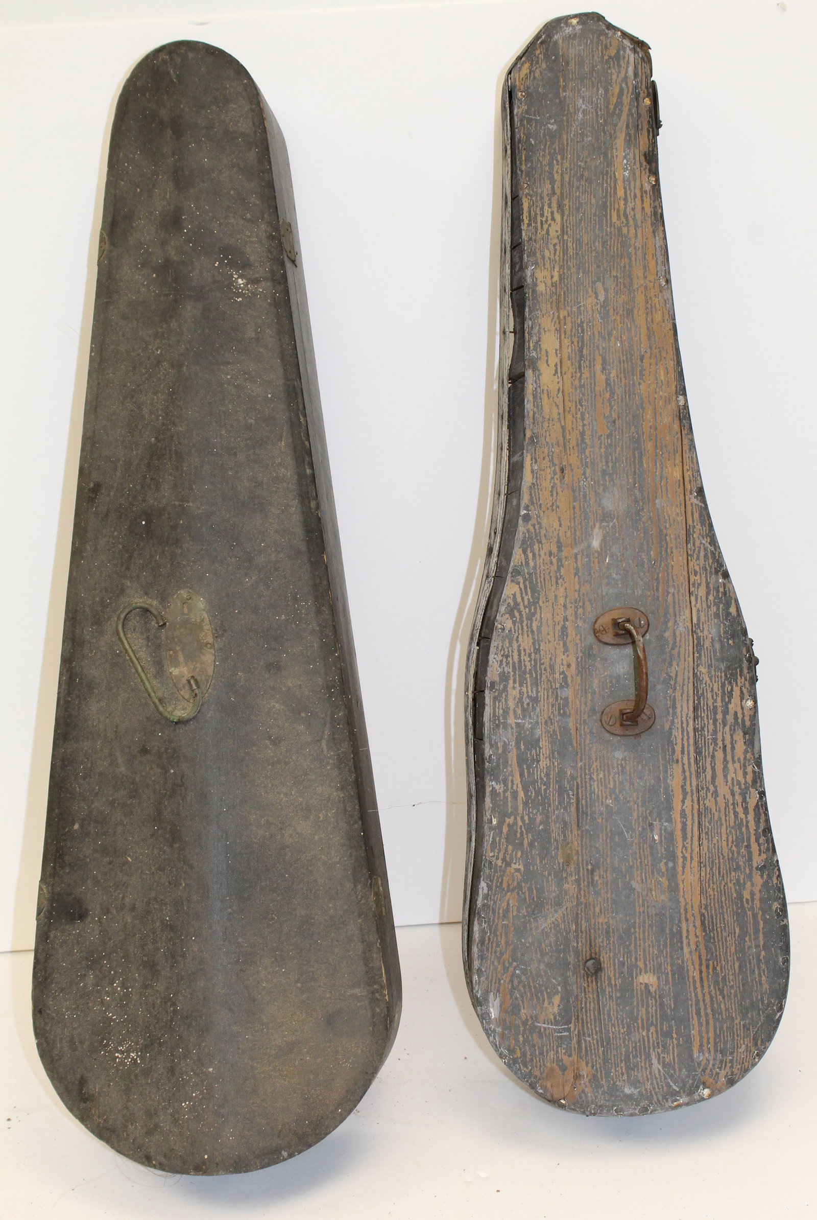 Lot of 2 wooden violin cases - 1 w violin labeled D. Salzard plus an unmarked bow - 31" long cases: Lot of 2 wooden violin cases - 1 w violin labeled D. Salzard plus an unmarked bow - 31" long cases