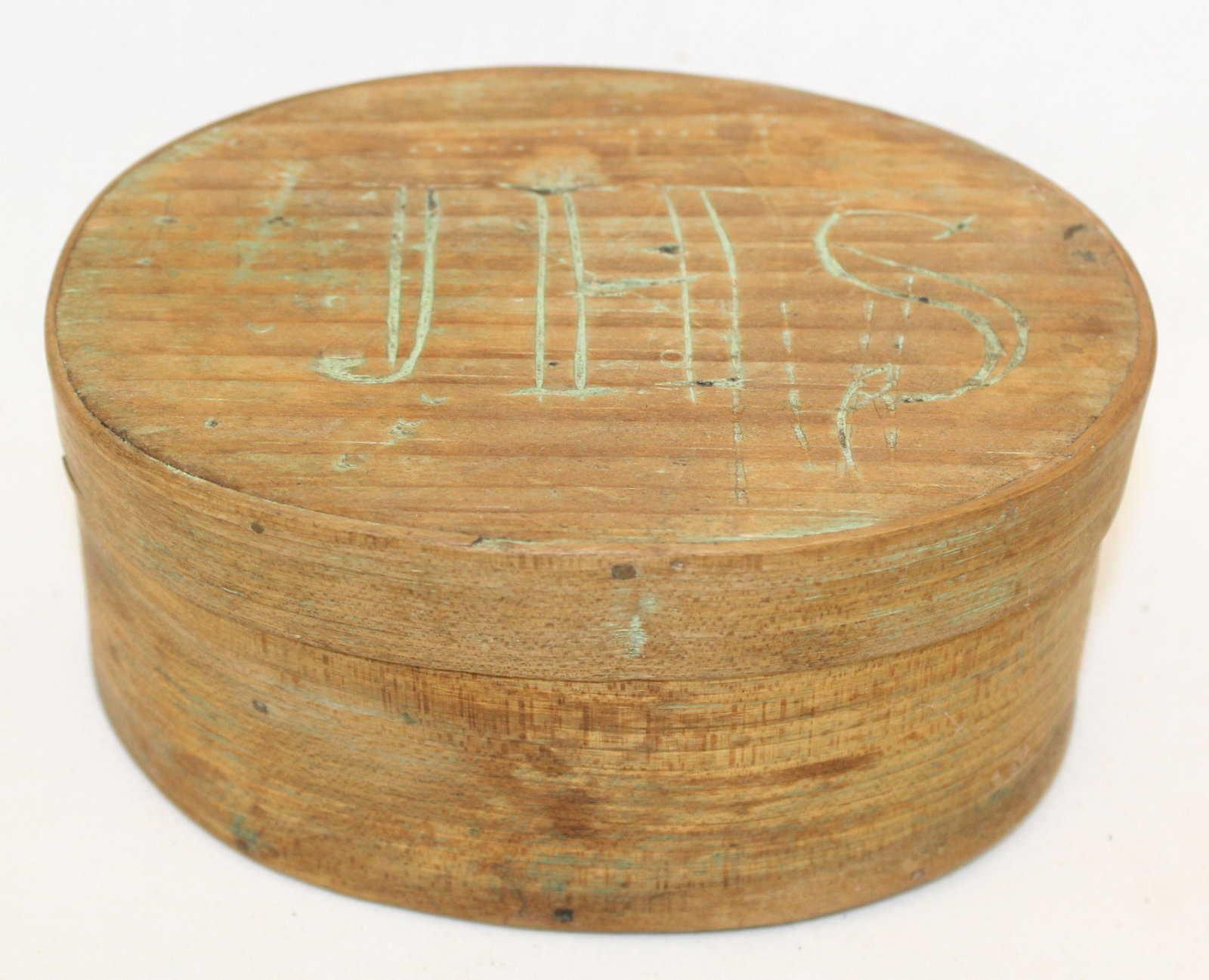 Antique oval finger lapped pantry box w initials JHS on lid - 2 3/4" tall x6"x4 1/2": Antique oval finger lapped pantry box w initials JHS on lid - 2 3/4" tall x6"x4 1/2"