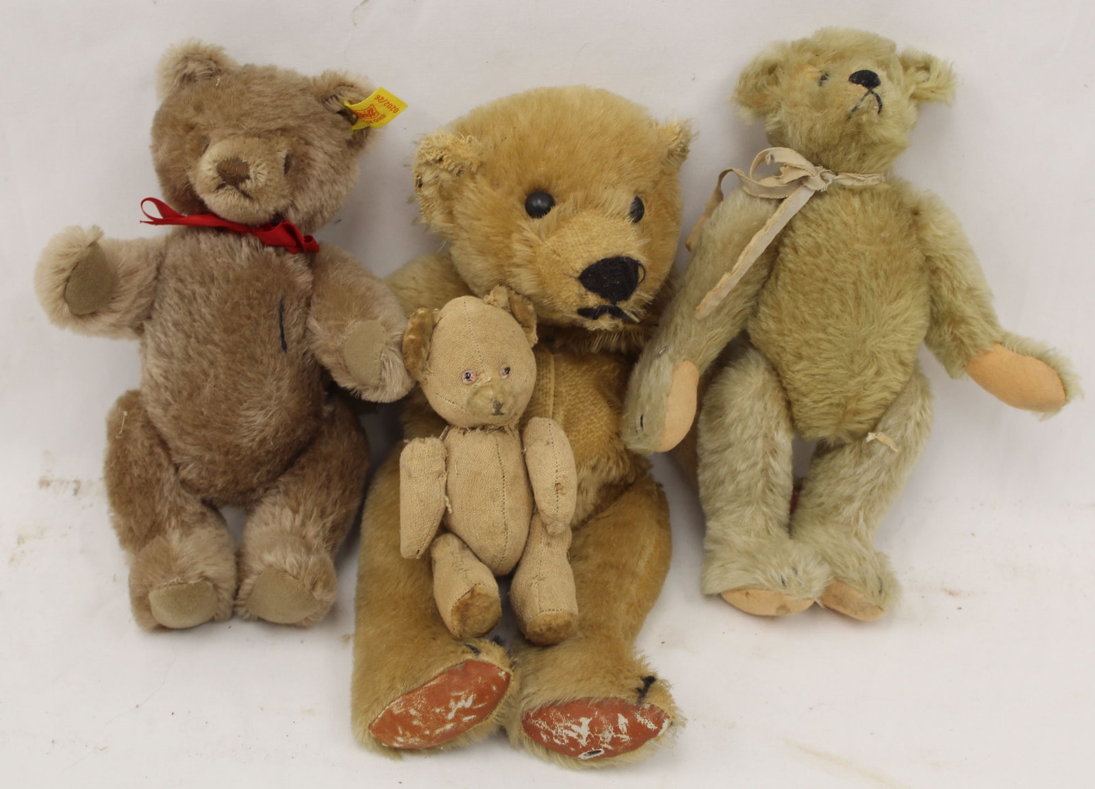 Lot of 4 stuffed teddy bears - 6"-12": Lot of 4 stuffed teddy bears - 6"-12"