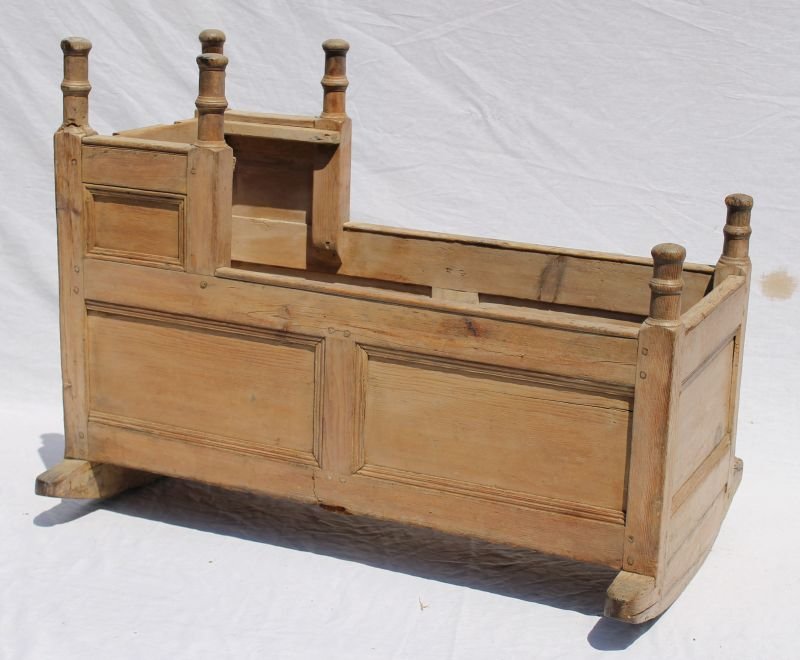 Pilgrim C ca 1670-1690 outstanding Coastal CT pine: Pilgrim C ca 1670-1690 outstanding Coastal CT pine panel cradle found in Guilford CT - orig rockers - 34 1/2" long x 22" wide
