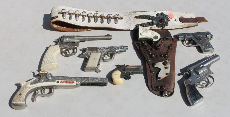 lot of 7 ca 1940-1958 Hubley cap guns as follows -: lot of 7 ca 1940-1958 Hubley cap guns as follows - "Pirate", "Dick", "Trooper", "Hawk", "Western", "Derringer Hideaway" & "Cowpoke" w holster & bullets
