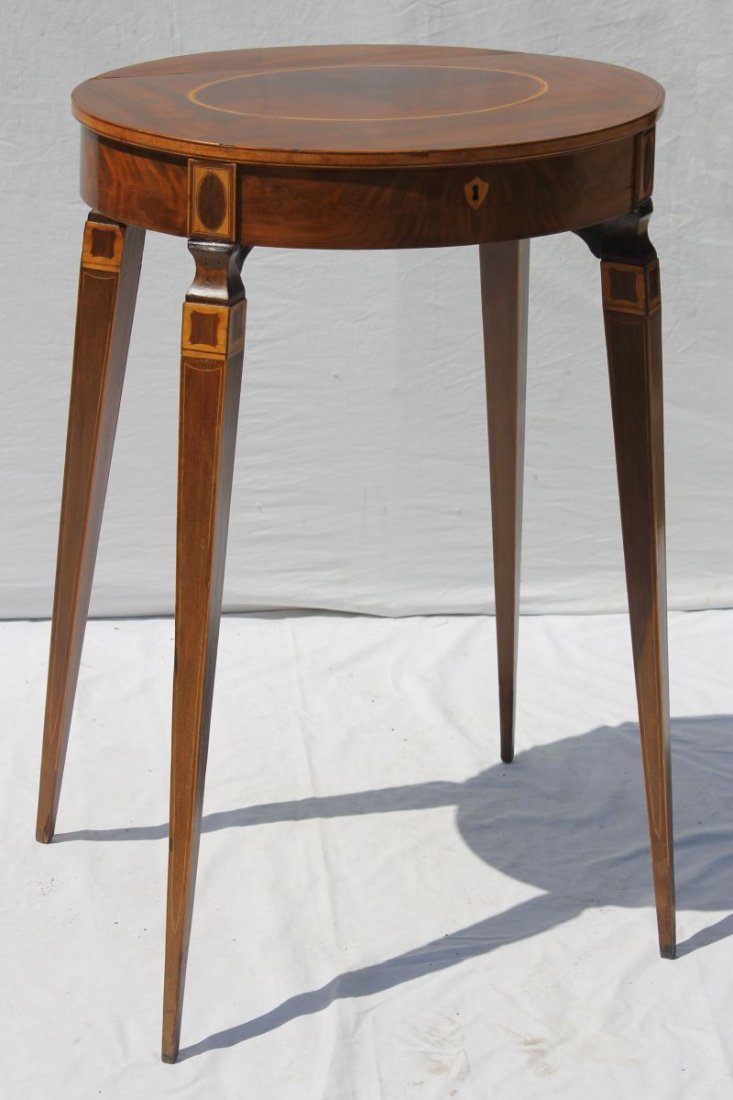 Fine Period Hepplewhite ca 1795 carved mahog & exotic: Fine Period Hepplewhite ca 1795 carved mahog & exotic wood inlaid rare "clamshell" form Charleston, SC writing stand attrib to Robert Walker featuring beautiful satinwood elipses, etc - Northern white