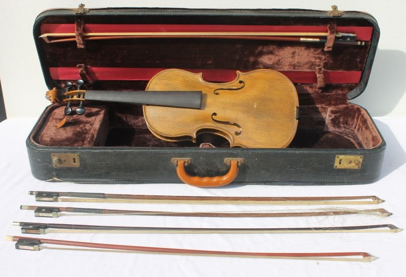 antique violin in case together w 5 bows: antique violin in case together w 5 bows