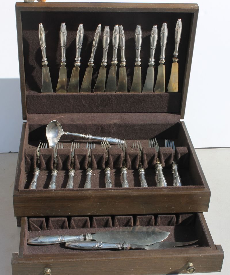 25 pc Continental .800 silver handled fish service in: 25 pc Continental .800 silver handled fish service in silverware case