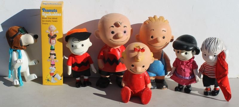 lot of 7 assorted "Peanuts" character dolls in vinyl &: lot of 7 assorted "Peanuts" character dolls in vinyl & rubber by United Features Syndicate incl "Charlie Brown"(2), "Lucy", "Linus", "Schroeder", "Snoopy" & "Sally"