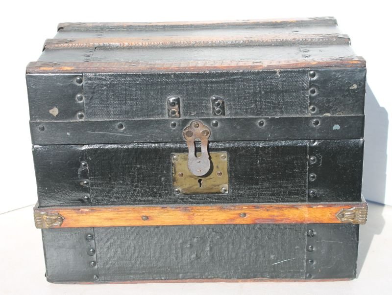 antique doll trunk w assorted antique doll clothes: antique doll trunk w assorted antique doll clothes